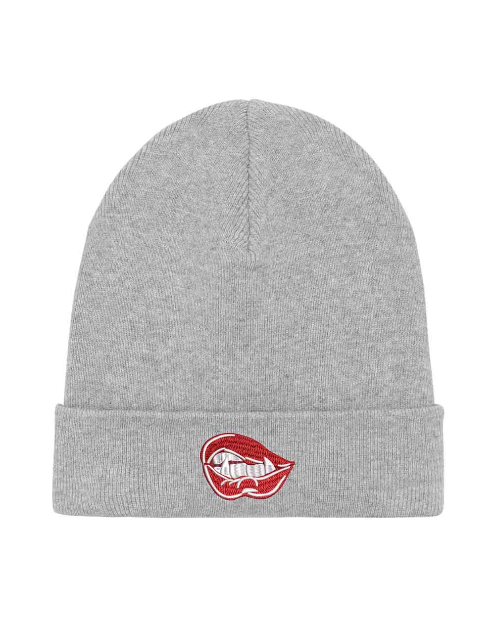 Căciulă gri din tricot reiat cu manșetă întoarsă, brodată cu buze de vampir pe partea frontală, un accesoriu minimalist și casual pentru orice ținută.