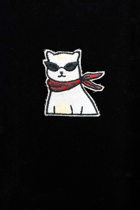 An embroidered cat brooch, a stylish handmade accessory for feline lovers. Add a unique touch to your outfits!