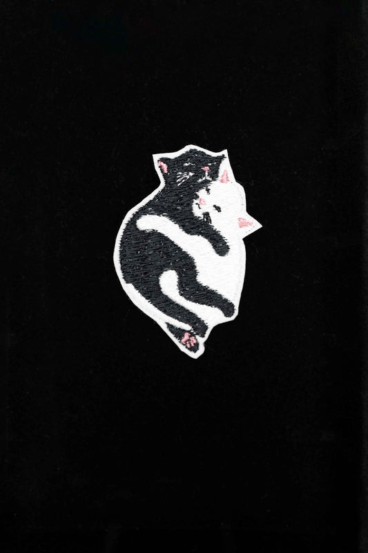 An embroidered cat brooch, a stylish handmade accessory for feline lovers. Add a unique touch to your outfits!
