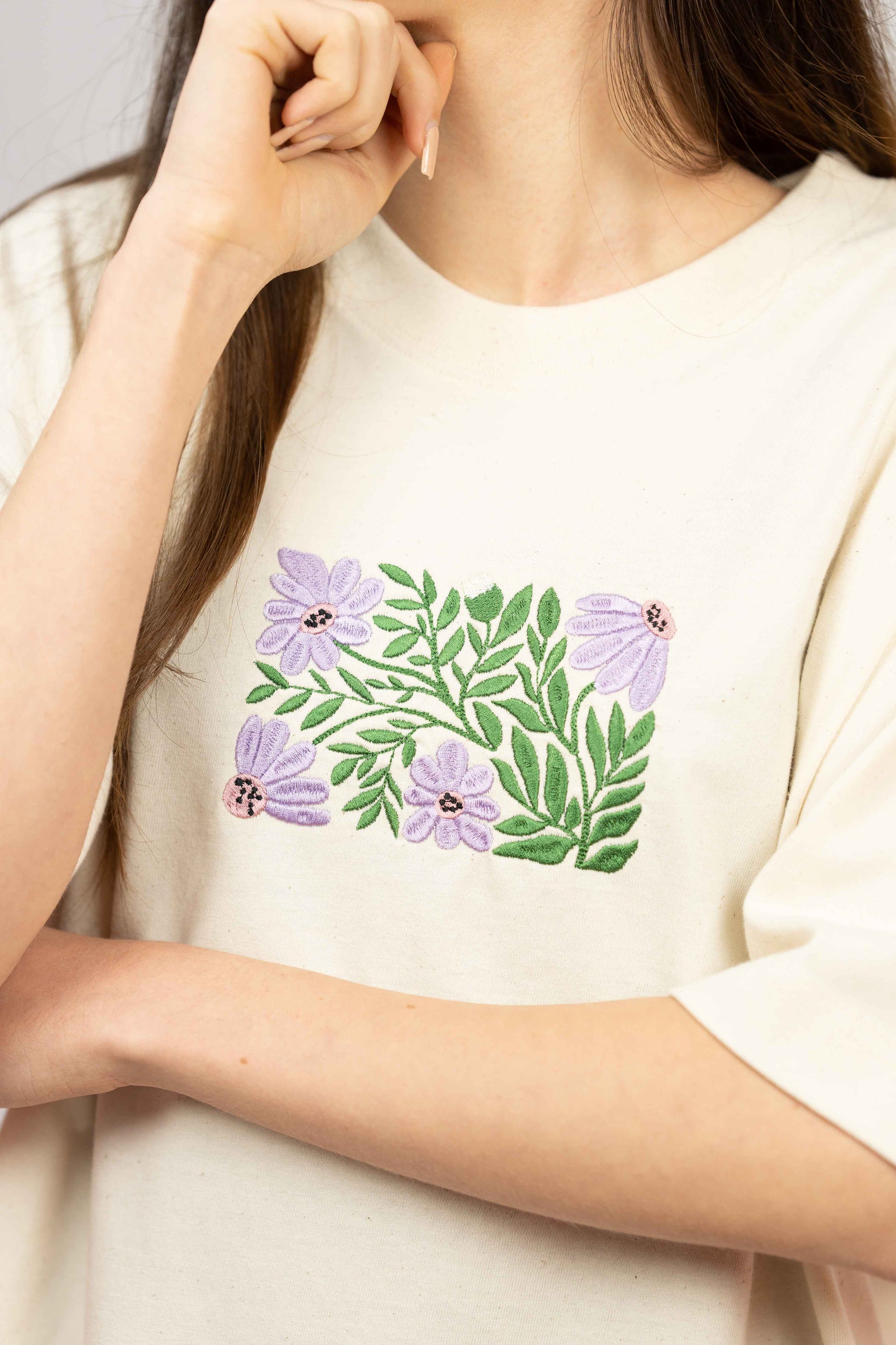 Luxurious and sustainable oversized t-shirt for women, designed for fashionable streetwear lovers.