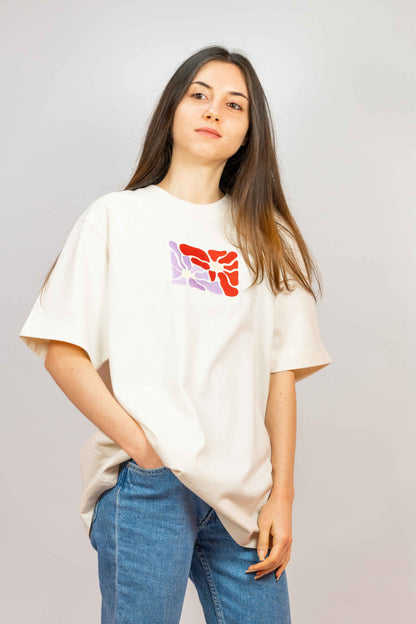Floral Delight t-shirt in oversized fit, crafted for sustainable and stylish women’s fashion.
