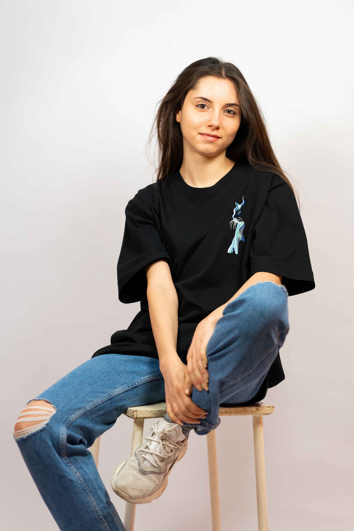 Sustainable organic cotton T-shirt with charming Kitty Kat artwork.
