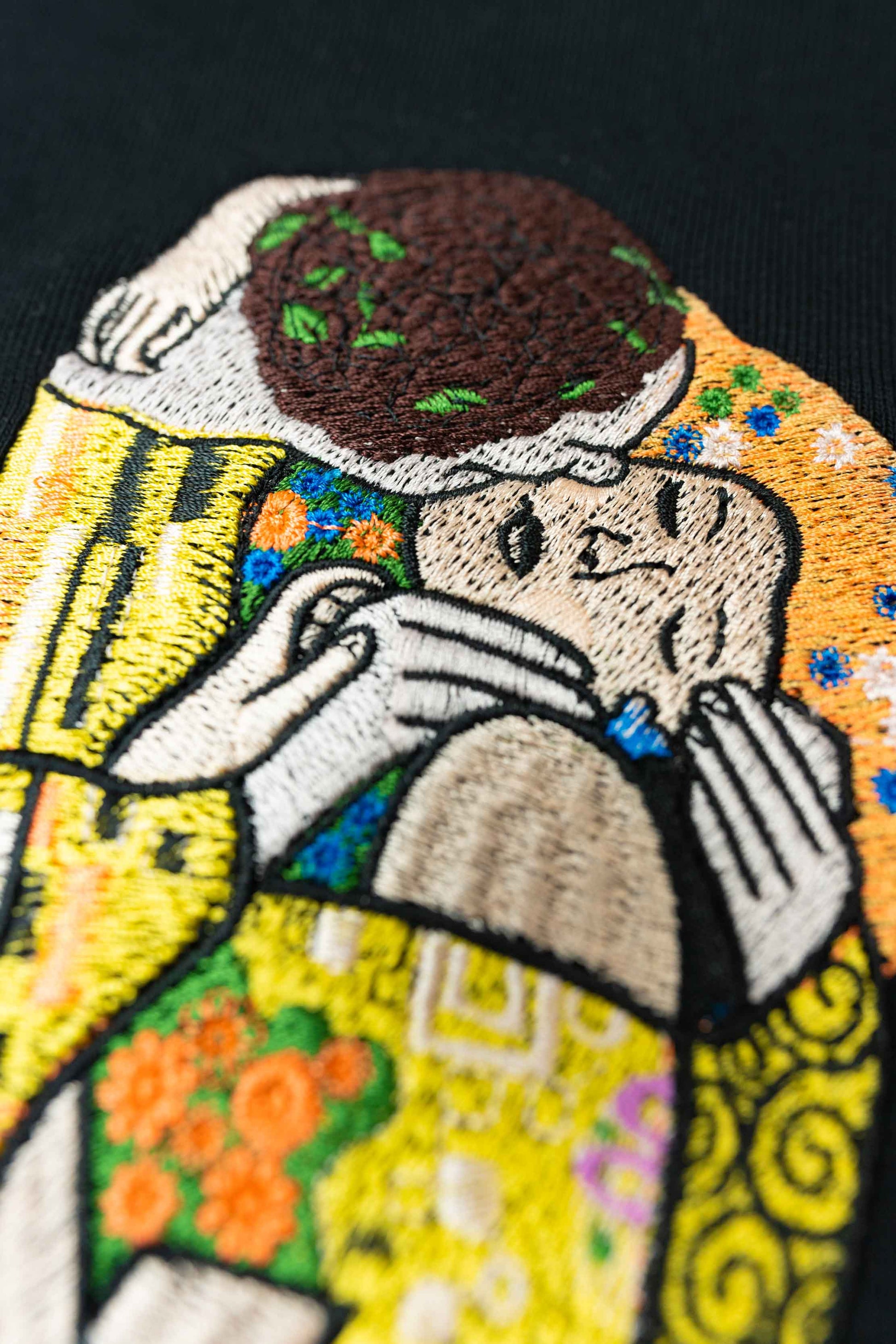 Oversized unisex hoodie with "The Kiss" embroidery by Gustav Klimt, crafted from premium organic cotton with ribbed sleeves and a kangaroo pocket