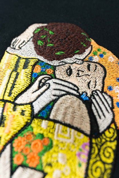 Oversized unisex hoodie with "The Kiss" embroidery by Gustav Klimt, crafted from premium organic cotton with ribbed sleeves and a kangaroo pocket