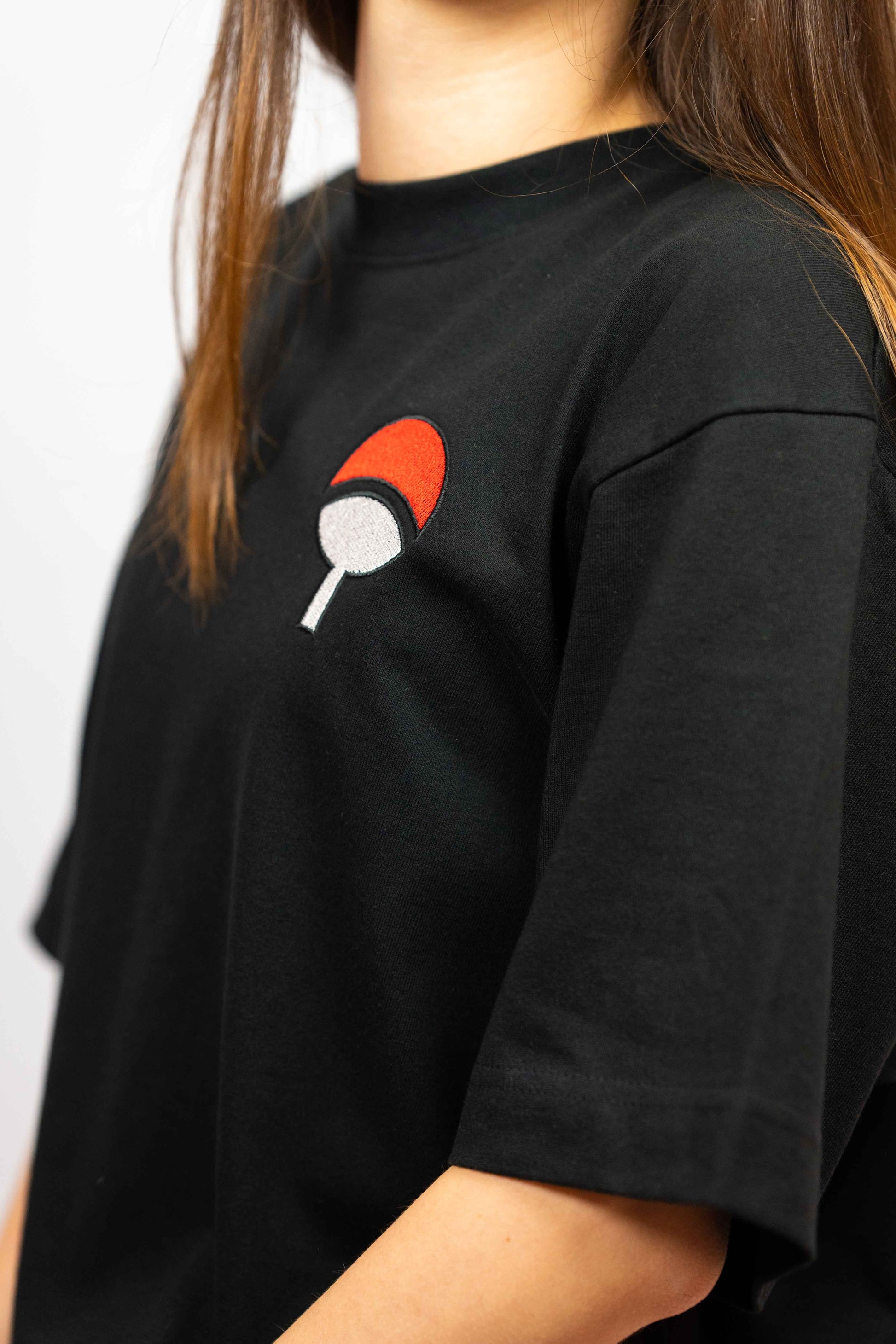 Soft and eco-friendly t-shirt with Sasuke Uchiha design, crafted from organic cotton.