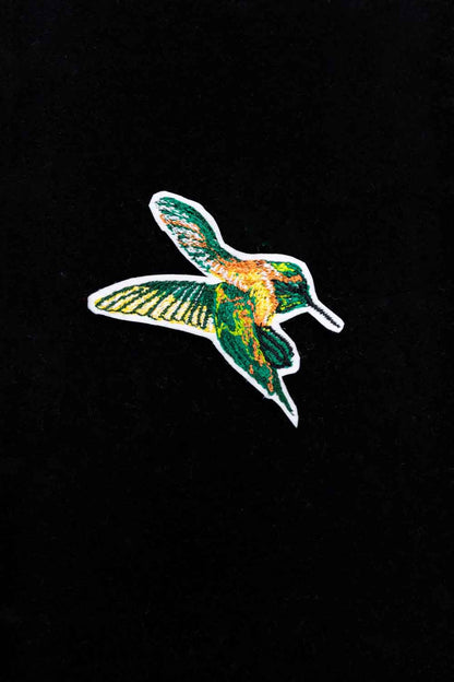 Broșă brodată manual în formă de colibri, inspirată de frumusețea naturii, un accesoriu delicat și un cadou perfect pentru iubitorii de păsări.