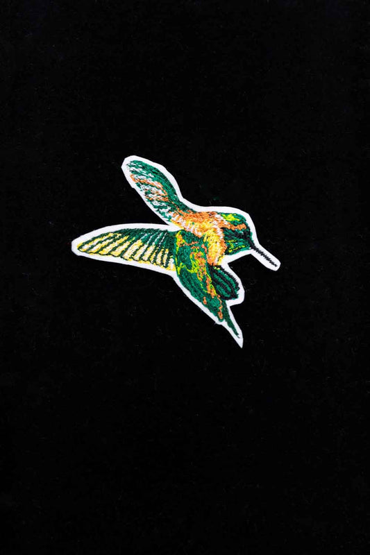 Broșă brodată manual în formă de colibri, inspirată de frumusețea naturii, un accesoriu delicat și un cadou perfect pentru iubitorii de păsări.