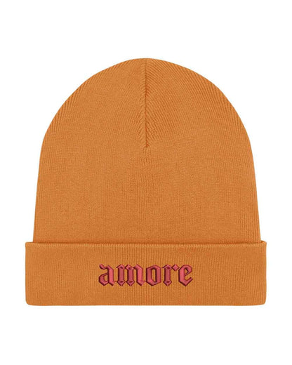 Căciulă portocalie din tricot cu manșetă întoarsă, brodată cu mesajul „Amore” în font gotic roșu, un accesoriu elegant și romantic pentru un stil casual.