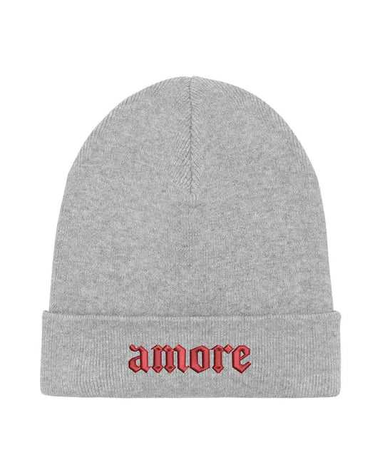 Căciulă gri din tricot cu manșetă întoarsă, brodată cu mesajul „Amore” în font gotic roșu, un accesoriu elegant și romantic pentru un stil casual.