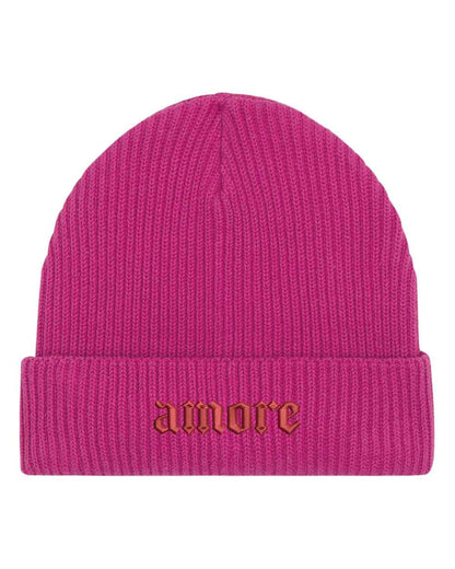 Căciulă roz din tricot cu manșetă întoarsă, brodată cu mesajul „Amore” în font gotic roșu, un accesoriu elegant și romantic pentru un stil casual.