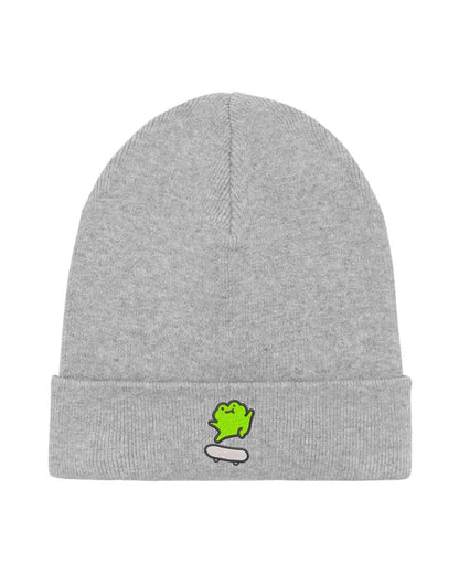 Căciulă gri din tricot cu manșetă întoarsă, brodată cu o broască simpatică pe un skate alb, un accesoriu drăguț și casual pentru orice ținută.