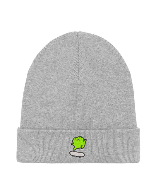 Căciulă gri din tricot cu manșetă întoarsă, brodată cu o broască simpatică pe un skate alb, un accesoriu drăguț și casual pentru orice ținută.