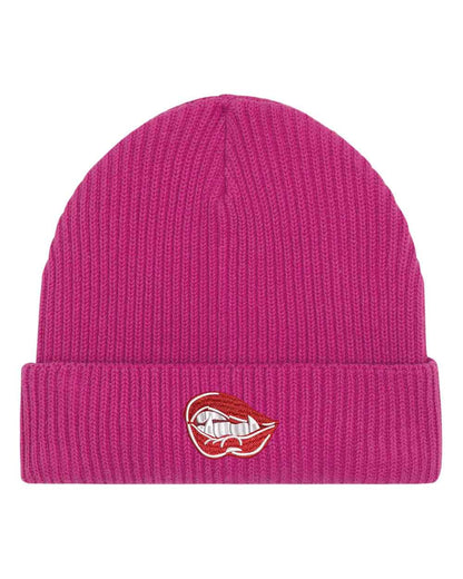 Căciulă roz din tricot reiat cu manșetă întoarsă, brodată cu buze de vampir pe partea frontală, un accesoriu minimalist și casual pentru orice ținută.
