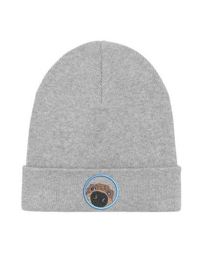 Căciulă gri din tricot cu manșetă întoarsă, brodată cu un patch circular cu față de pug, un accesoriu simpatic și jucăuș pentru iubitorii de câini.
