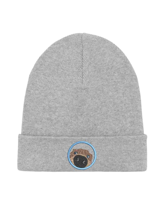 Căciulă gri din tricot cu manșetă întoarsă, brodată cu un patch circular cu față de pug, un accesoriu simpatic și jucăuș pentru iubitorii de câini.