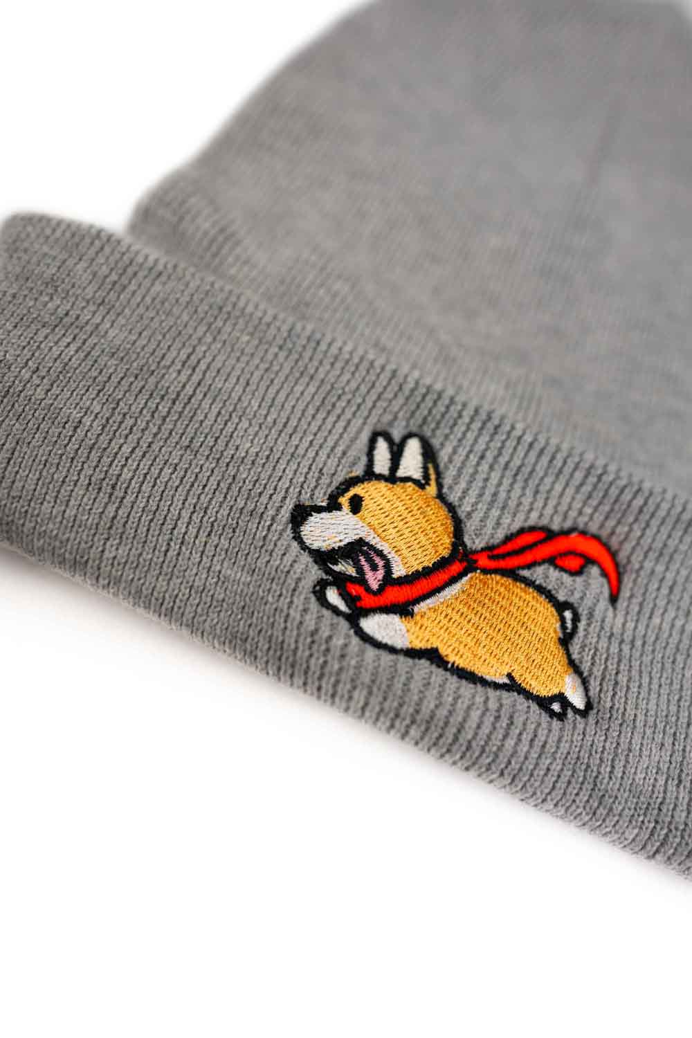 Căciulă gri brodată cu design de câine mic, un accesoriu călduros și stilat pentru iubitorii de animale.