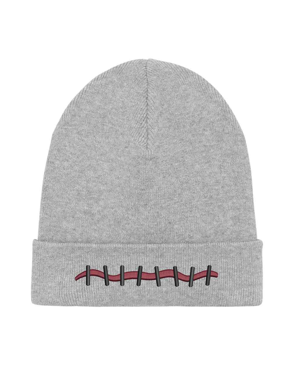 Căciulă gri din tricot cu manșetă întoarsă, brodată cu un design de cicatrice în roșu și negru, inspirat de efecte speciale și stil Halloween, un accesoriu original și îndrăzneț.