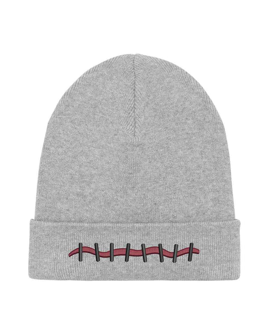 Căciulă gri din tricot cu manșetă întoarsă, brodată cu un design de cicatrice în roșu și negru, inspirat de efecte speciale și stil Halloween, un accesoriu original și îndrăzneț.