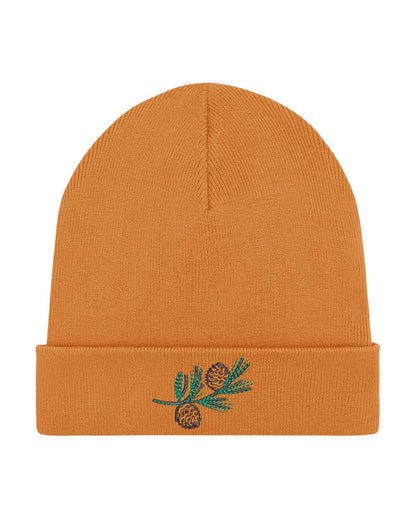 Căciulă portocalie din tricot reiat cu manșetă întoarsă, brodată cu o ramură de pin și conuri de brad, un accesoriu inspirat de natură pentru un stil casual și elegant.