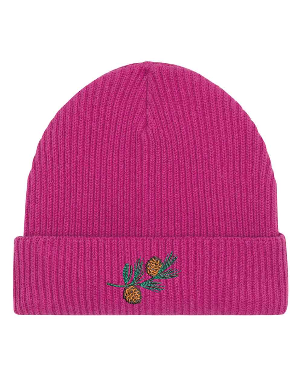 Căciulă roz din tricot reiat cu manșetă întoarsă, brodată cu o ramură de pin și conuri de brad, un accesoriu inspirat de natură pentru un stil casual și elegant.