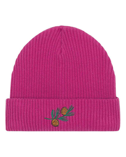 Căciulă roz din tricot reiat cu manșetă întoarsă, brodată cu o ramură de pin și conuri de brad, un accesoriu inspirat de natură pentru un stil casual și elegant.