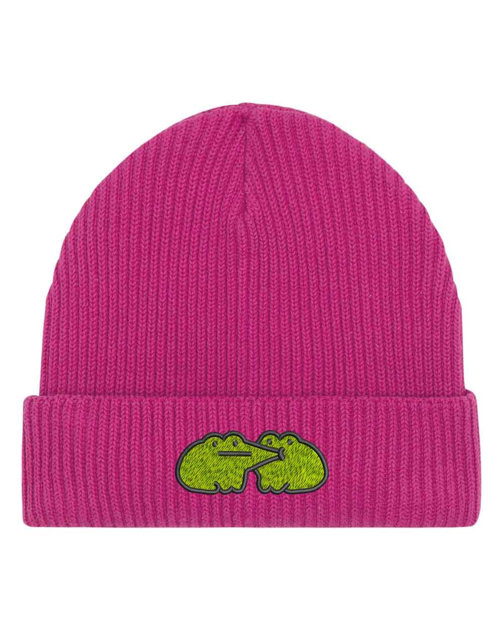 Căciulă roz din tricot reiat, brodată cu un cuplu de broscute pe partea frontală, un accesoriu minimalist și modern pentru orice ținută.