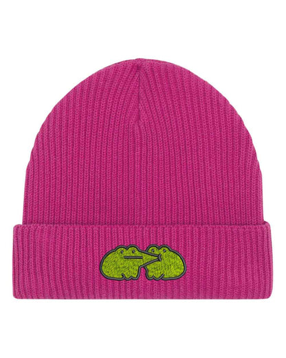 Căciulă roz din tricot reiat, brodată cu un cuplu de broscute pe partea frontală, un accesoriu minimalist și modern pentru orice ținută.
