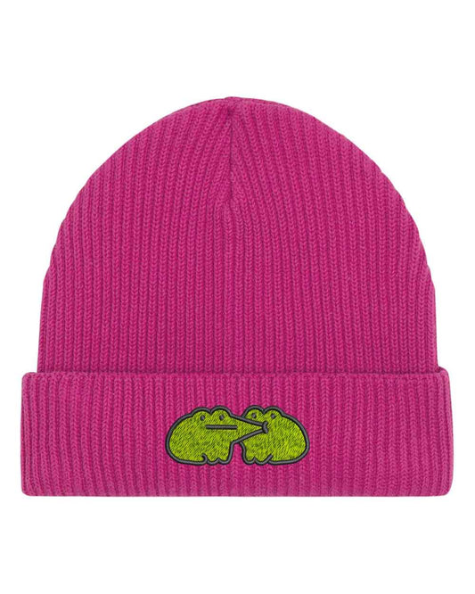 Căciulă roz din tricot reiat, brodată cu un cuplu de broscute pe partea frontală, un accesoriu minimalist și modern pentru orice ținută.