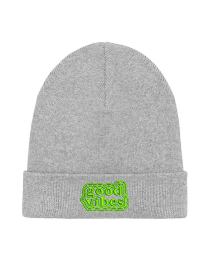 Căciulă gri din tricot reiat cu manșetă întoarsă, brodată cu patch verde și mesajul „Good Vibes” într-un font retro ondulat, un accesoriu pozitiv și modern pentru un stil casual.