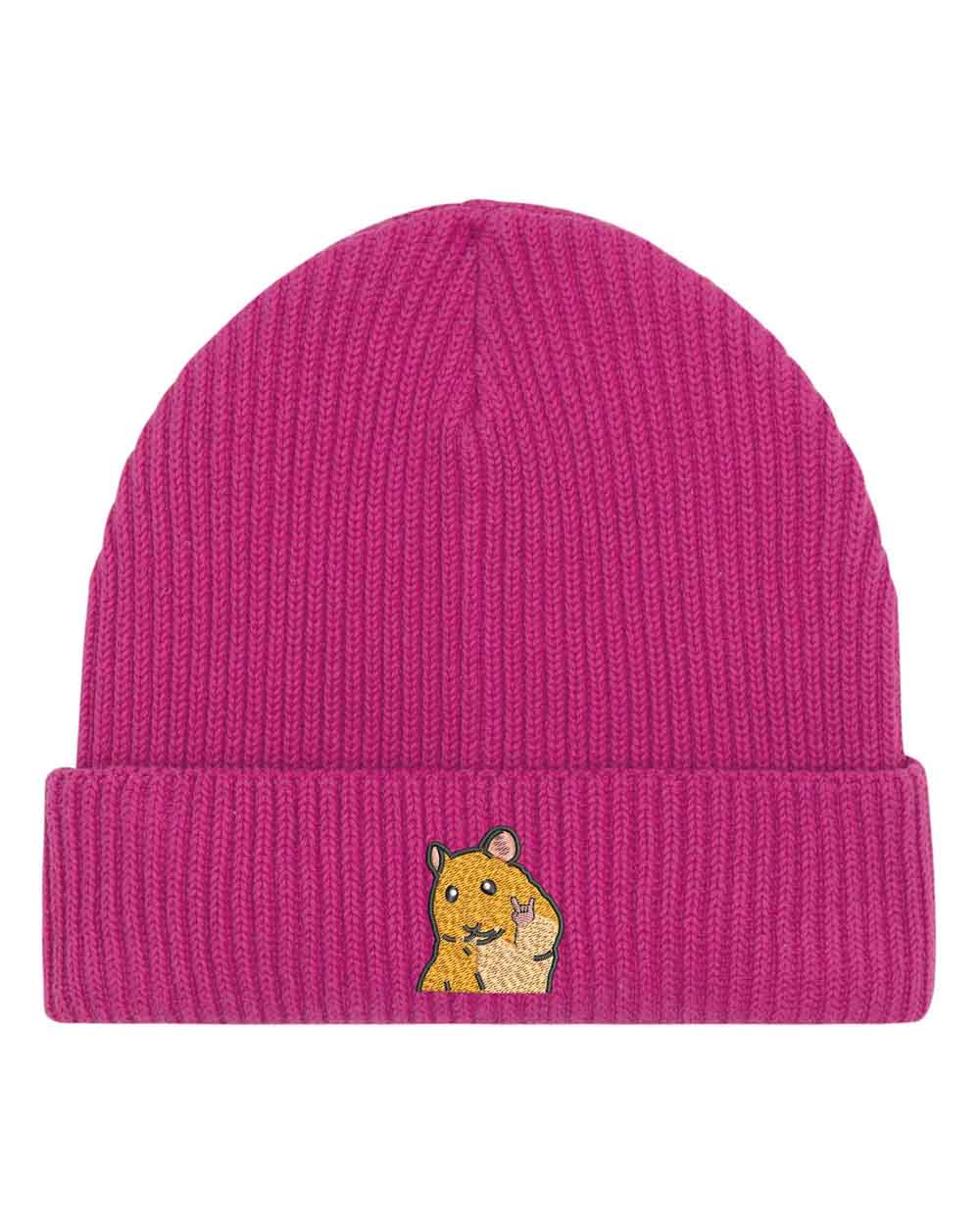 Căciulă roz din tricot reiat, brodată cu un hamster simpatic pe partea frontală, un accesoriu adorabil și jucăuș pentru un stil casual.