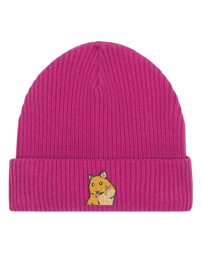 Căciulă roz din tricot reiat, brodată cu un hamster simpatic pe partea frontală, un accesoriu adorabil și jucăuș pentru un stil casual.
