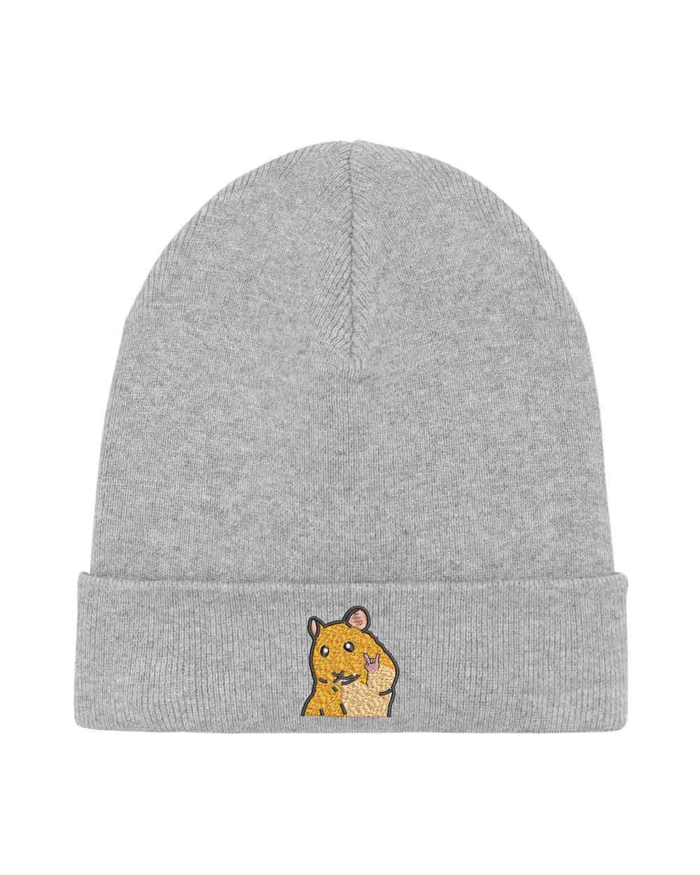 Căciulă gri din tricot reiat, brodată cu un hamster simpatic pe partea frontală, un accesoriu adorabil și jucăuș pentru un stil casual.