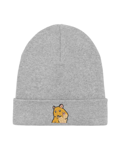 Căciulă gri din tricot reiat, brodată cu un hamster simpatic pe partea frontală, un accesoriu adorabil și jucăuș pentru un stil casual.