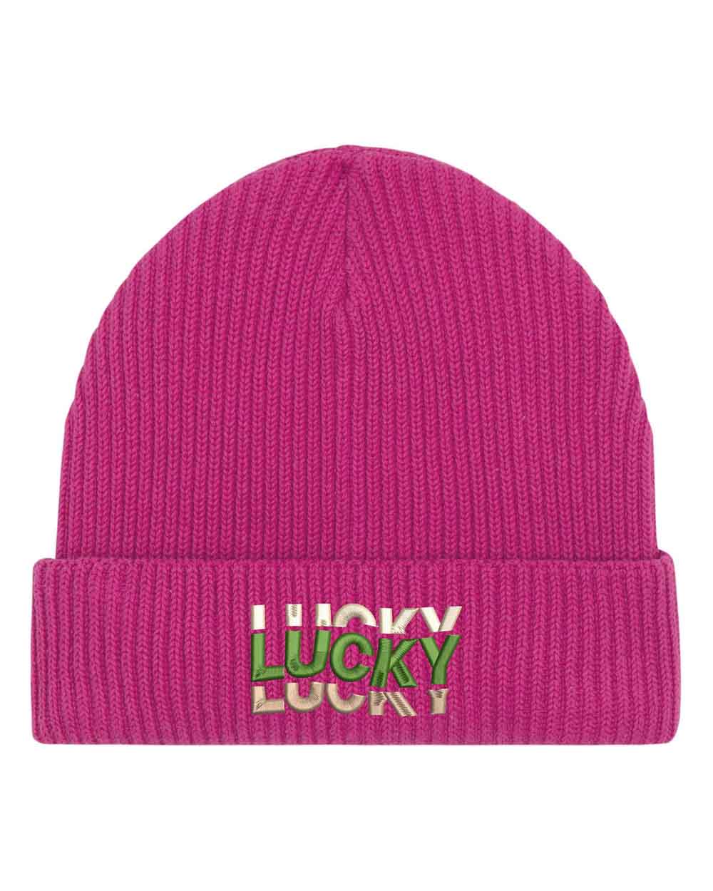 Căciulă roz din tricot reiat cu manșetă întoarsă, brodată cu mesajul „Lucky” în culori alb, verde și crem, un accesoriu modern și pozitiv pentru un stil casual.