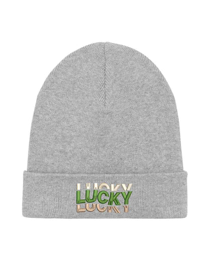 Căciulă gri din tricot reiat cu manșetă întoarsă, brodată cu mesajul „Lucky” în culori alb, verde și crem, un accesoriu modern și pozitiv pentru un stil casual.