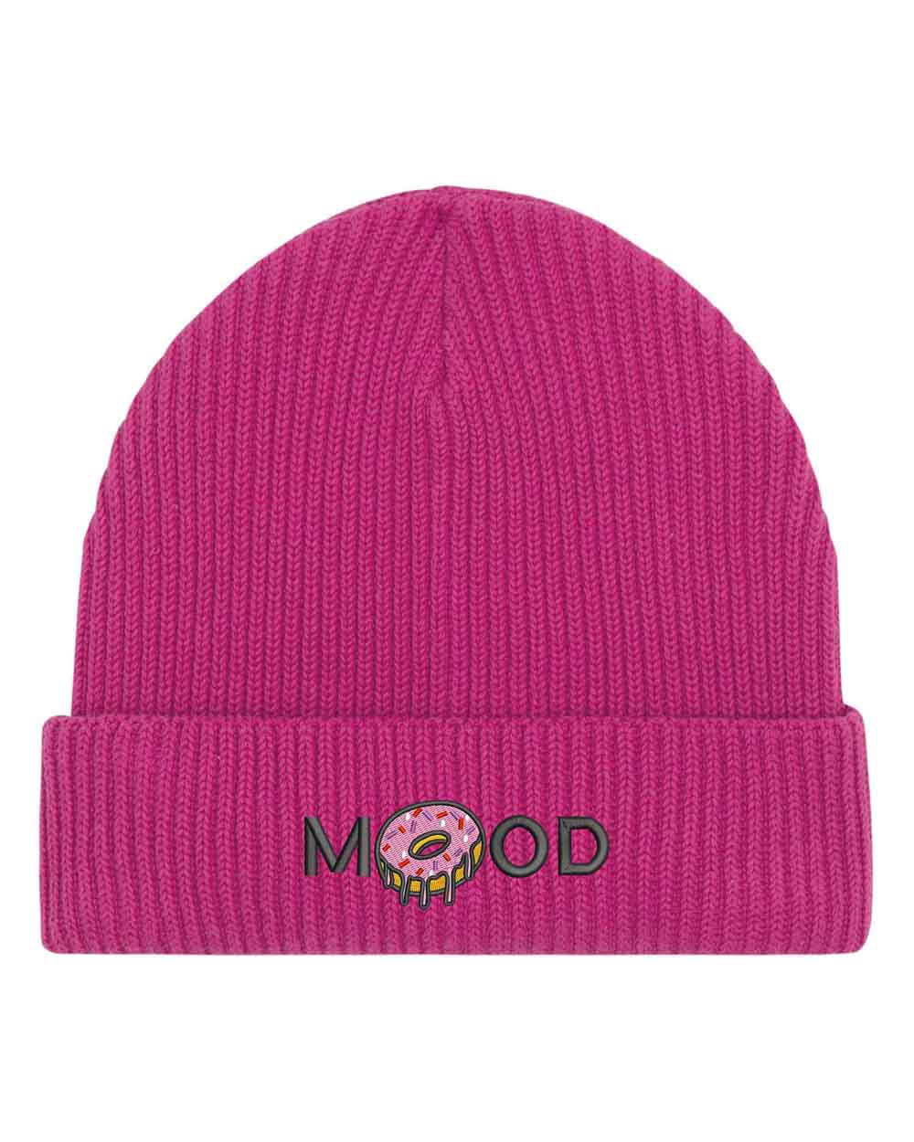 Căciulă roz din tricot cu manșetă întoarsă, brodată cu mesajul „Mood” și o gogoașă roz glazurată în locul literei O, un accesoriu amuzant și creativ pentru un stil casual.