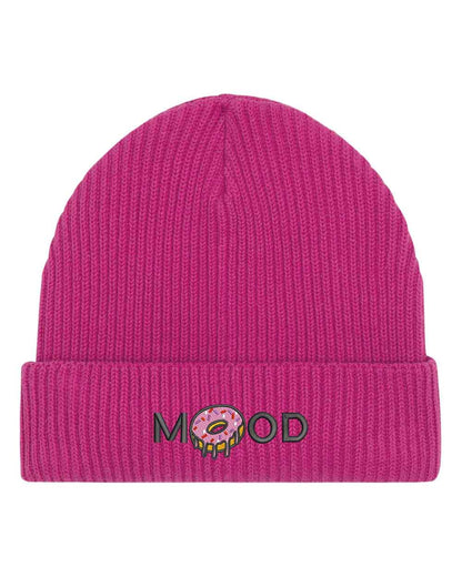 Căciulă roz din tricot cu manșetă întoarsă, brodată cu mesajul „Mood” și o gogoașă roz glazurată în locul literei O, un accesoriu amuzant și creativ pentru un stil casual.