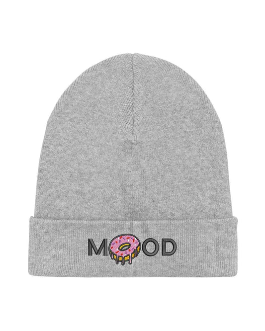 Căciulă gri din tricot cu manșetă întoarsă, brodată cu mesajul „Mood” și o gogoașă roz glazurată în locul literei O, un accesoriu amuzant și creativ pentru un stil casual.