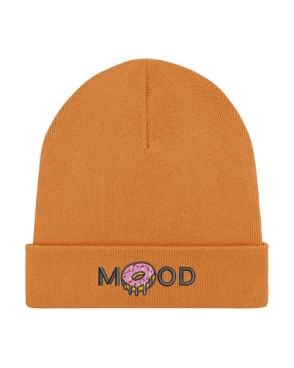 Căciulă portocalie din tricot cu manșetă întoarsă, brodată cu mesajul „Mood” și o gogoașă roz glazurată în locul literei O, un accesoriu amuzant și creativ pentru un stil casual.