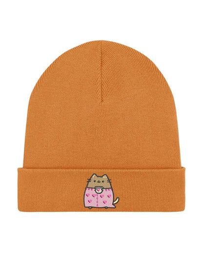 Căciulă roz din tricot reiat, brodată cu o pisica purtând un pulover roz cu inimioare, un accesoriu adorabil pentru iubitorii de pisici.