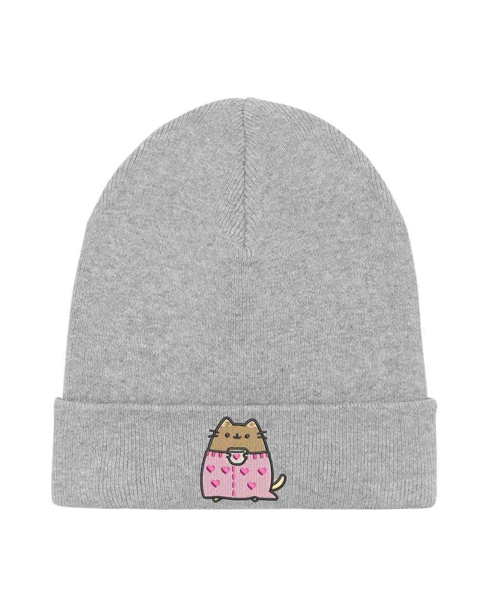 Căciulă roz din tricot reiat, brodată cu o pisica purtând un pulover roz cu inimioare, un accesoriu adorabil pentru iubitorii de pisici.