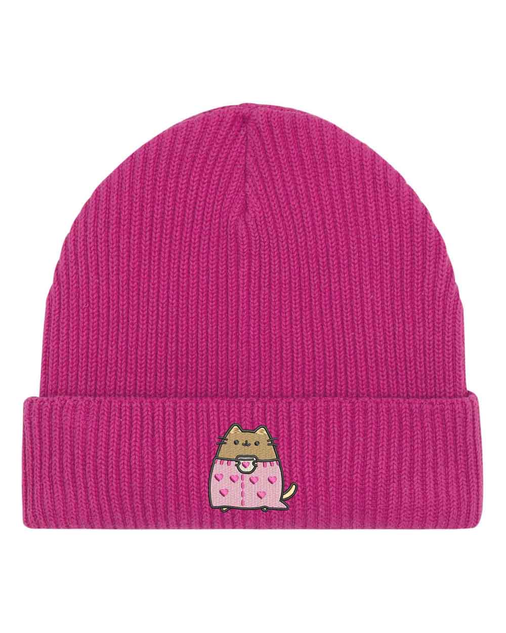 Căciulă roz din tricot reiat, brodată cu o pisica purtând un pulover roz cu inimioare, un accesoriu adorabil pentru iubitorii de pisici.