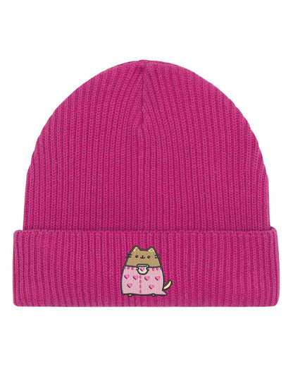 Căciulă roz din tricot reiat, brodată cu o pisica purtând un pulover roz cu inimioare, un accesoriu adorabil pentru iubitorii de pisici.