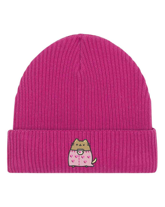 Căciulă roz din tricot reiat, brodată cu o pisica purtând un pulover roz cu inimioare, un accesoriu adorabil pentru iubitorii de pisici.