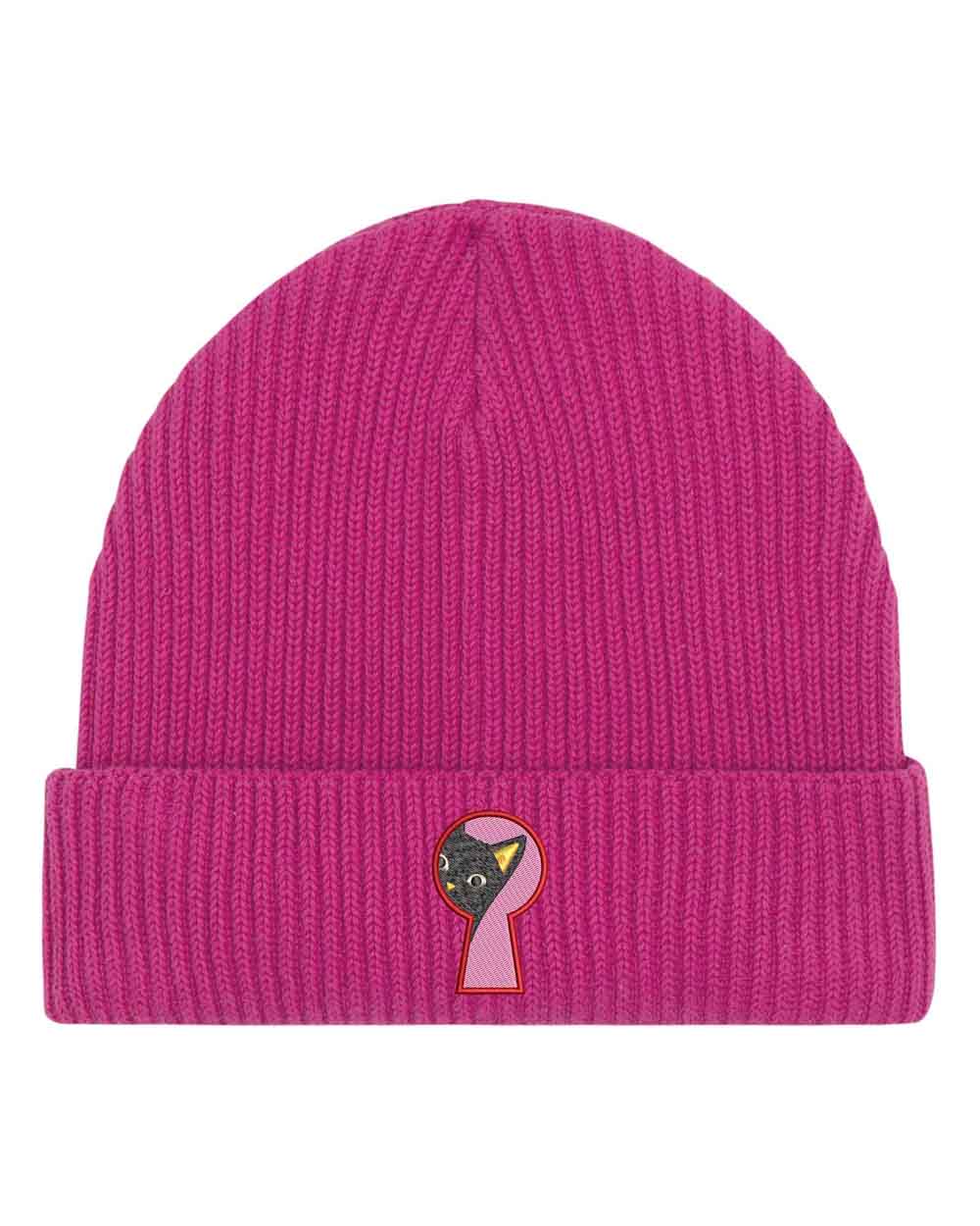 Căciulă roz din tricot cu manșetă întoarsă, brodată cu un design de cheie în culorile roz, negru și galben, un accesoriu minimalist și creativ pentru un stil casual.