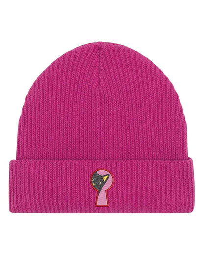 Căciulă roz din tricot cu manșetă întoarsă, brodată cu un design de cheie în culorile roz, negru și galben, un accesoriu minimalist și creativ pentru un stil casual.