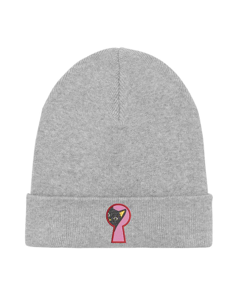 Căciulă gri din tricot cu manșetă întoarsă, brodată cu un design de cheie în culorile roz, negru și galben, un accesoriu minimalist și creativ pentru un stil casual.