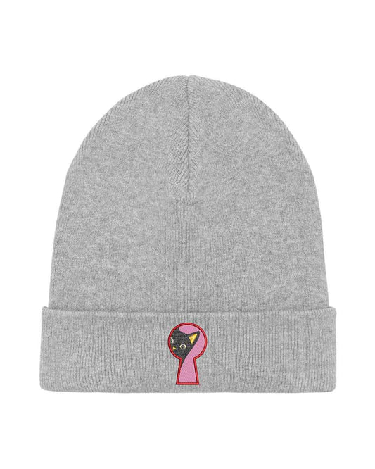 Căciulă gri din tricot cu manșetă întoarsă, brodată cu un design de cheie în culorile roz, negru și galben, un accesoriu minimalist și creativ pentru un stil casual.