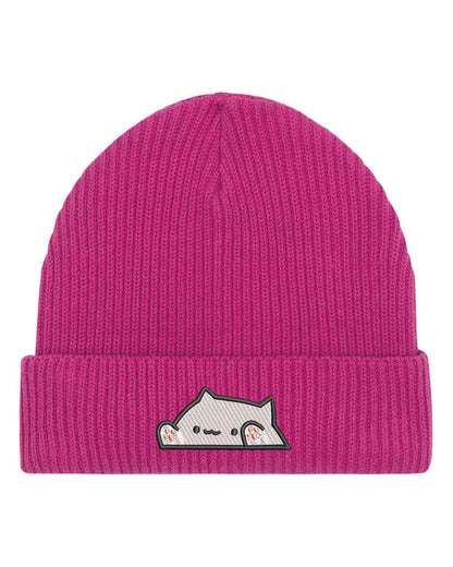 Căciulă roz din tricot reiat cu manșetă întoarsă, brodată cu un patch mic în formă de pisică, un accesoriu drăguț și casual pentru iubitorii de feline.