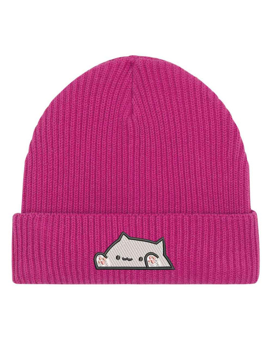 Căciulă roz din tricot reiat cu manșetă întoarsă, brodată cu un patch mic în formă de pisică, un accesoriu drăguț și casual pentru iubitorii de feline.